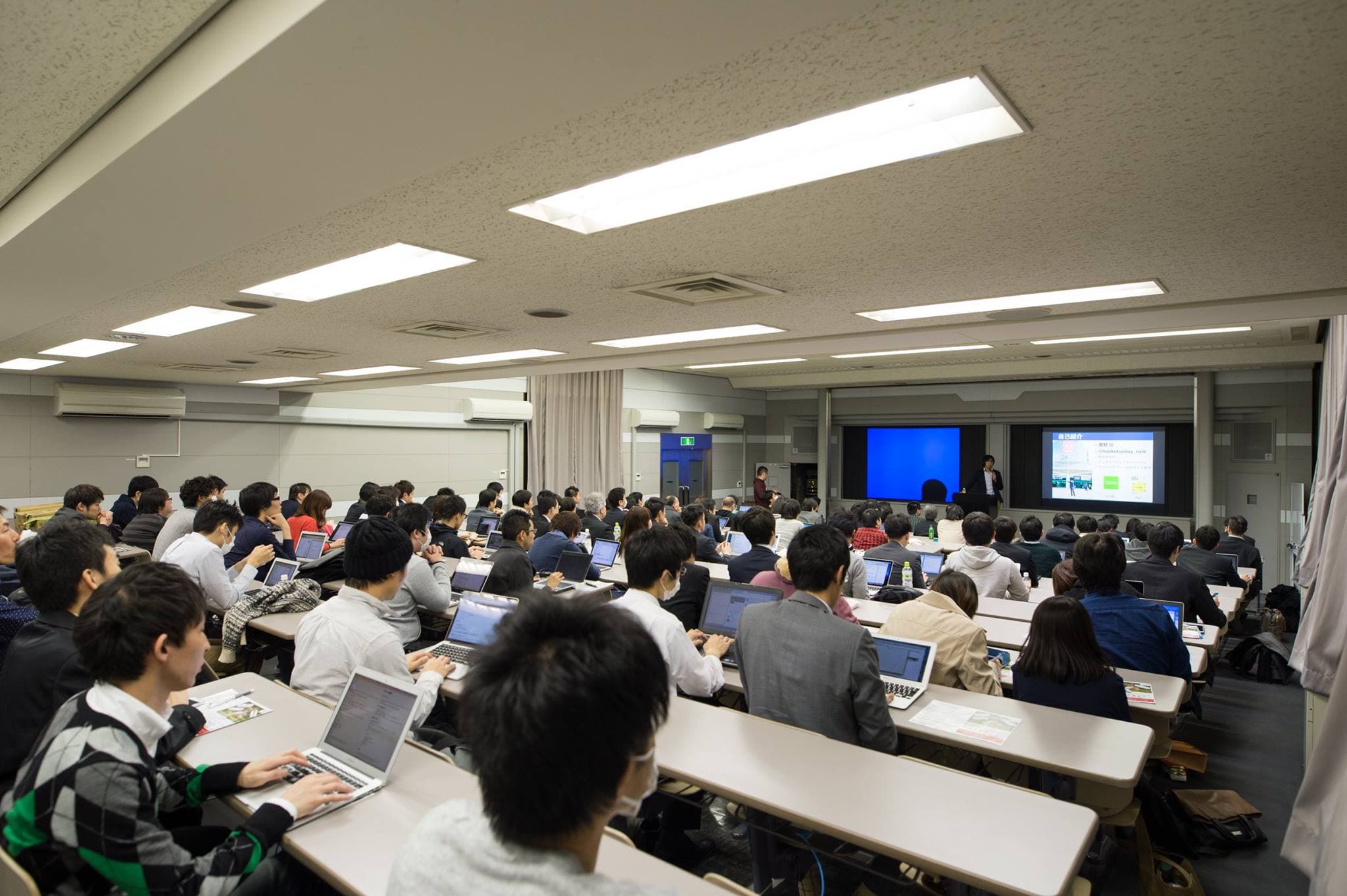 大規模勉強会で登壇中の様子