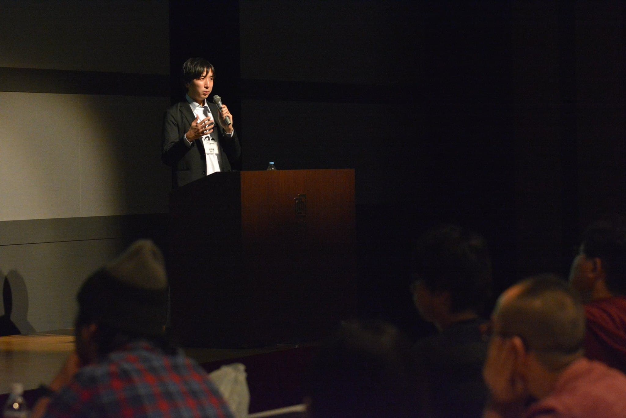 登壇中の鹿野 壮